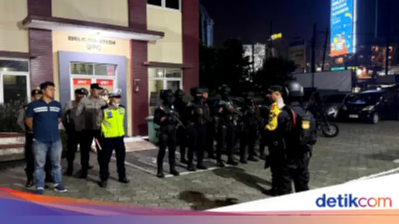 Polisi Tangkap 4 Remaja Minum Miras di Pinggir Jalan Pamulang Tangsel