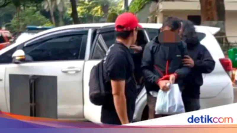 Polisi Tangkap Sopir Taksi Online Rusak Mobil di Tol JORR