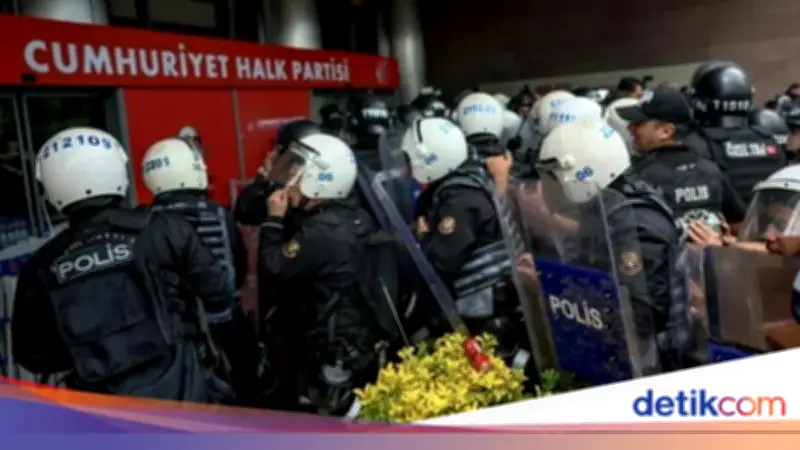 Polisi Turki Gas Air Mata Gerebek Markas Partai Oposisi CHP