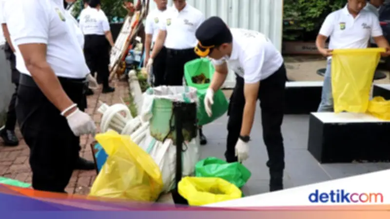 Polres Kepulauan Seribu Gelar Korve Bersih-Bersih dan Pilah Sampah