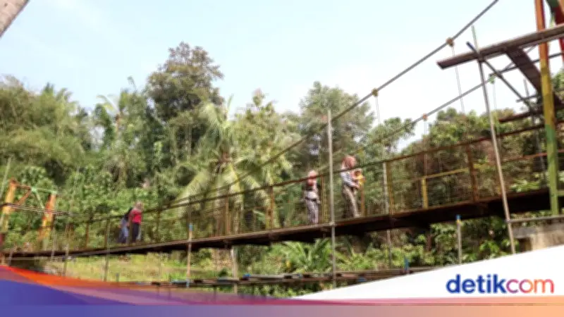 Polri Revitalisasi Jembatan Gantung di Anyer Jadi Akses Utama Petani