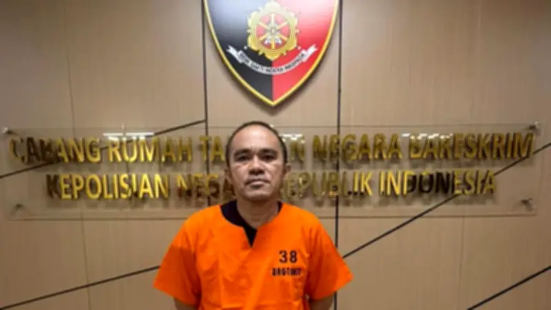 Potret Mantan Kasat Narkoba Kutai Barat AKP Deky Berbaju Tahanan