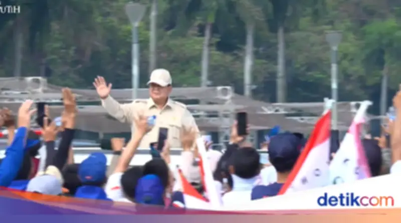 Prabowo Hadiri May Day di Monas, Sapa dan Salami Massa Buruh