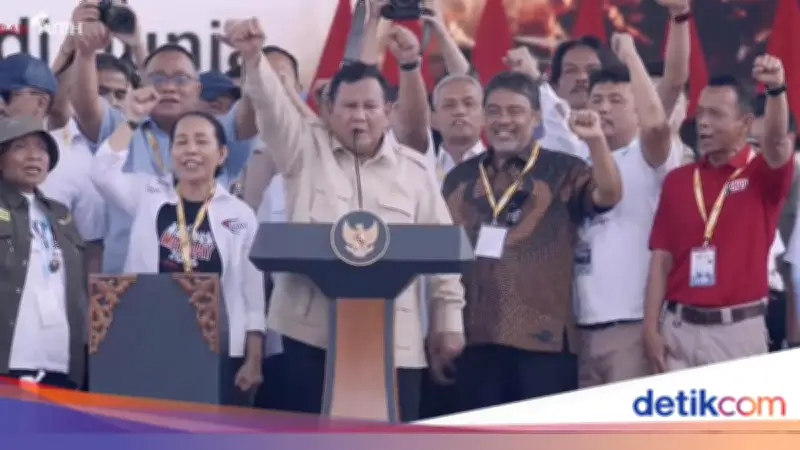 Prabowo Kepal Tangan Bareng Buruh Saat Lagu Internasionale Berkumandang