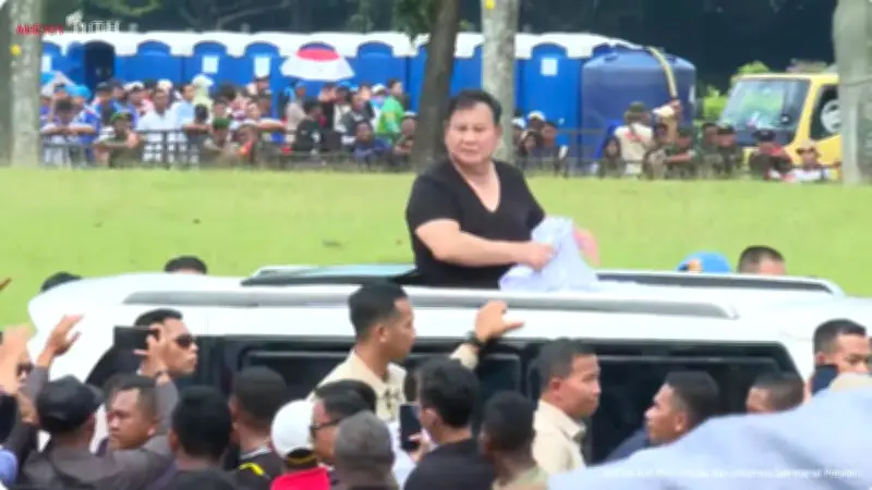 Prabowo Lempar Baju ke Buruh Usai Pidato Hari Buruh di Monas