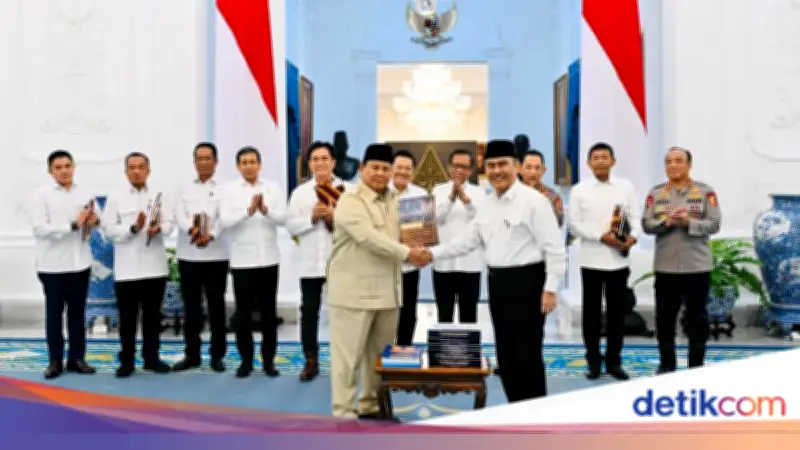 Prabowo Terima 10 Buku Rekomendasi Reformasi Polri dari Jimly