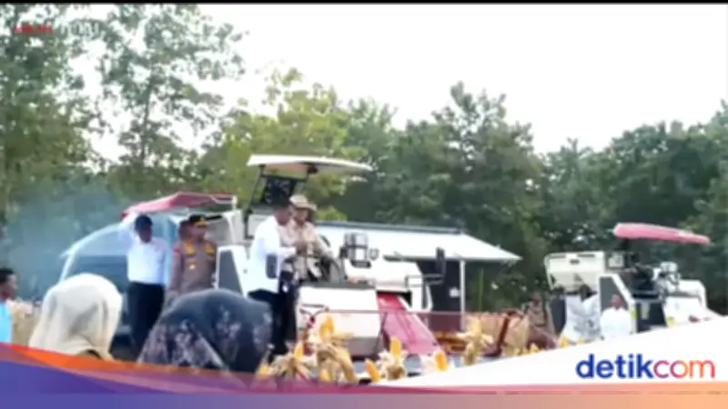 Presiden Prabowo Panen Jagung Naik Corn Reeper di Tuban