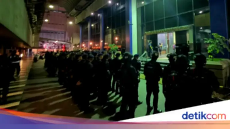 Puluhan Brimob Berjaga Ketat di Hayam Wuruk Jakarta, Diduga Ada Kasus Besar