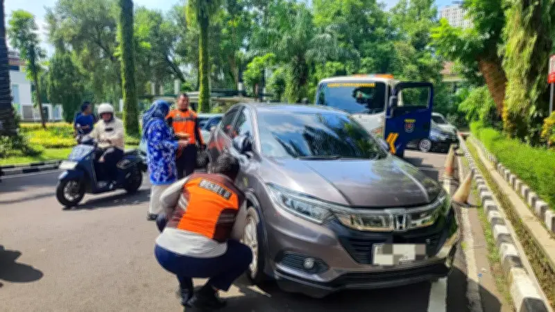 Puluhan Kendaraan ASN Depok Kena Razia Parkir Liar, Bannya Digembok