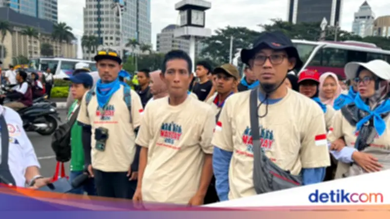 Ramaikan May Day di Monas, Massa Buruh Pakai Kaos Desain Prabowo