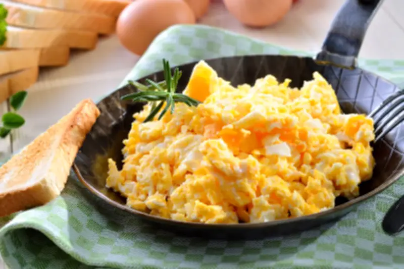 Resep Scrambled Eggs Sederhana dan Tips Tekstur Lembut
