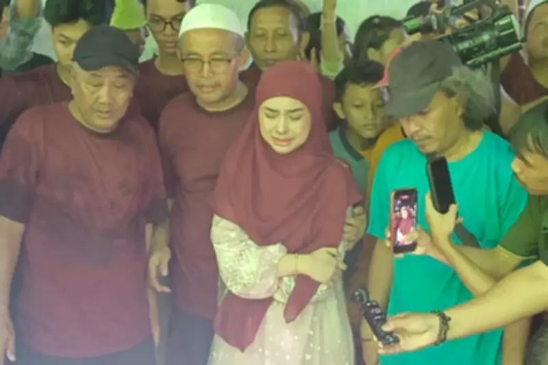 Ria Ricis Saksikan Penyembelihan Sapi Kurban Jumbo di Jakarta Selatan