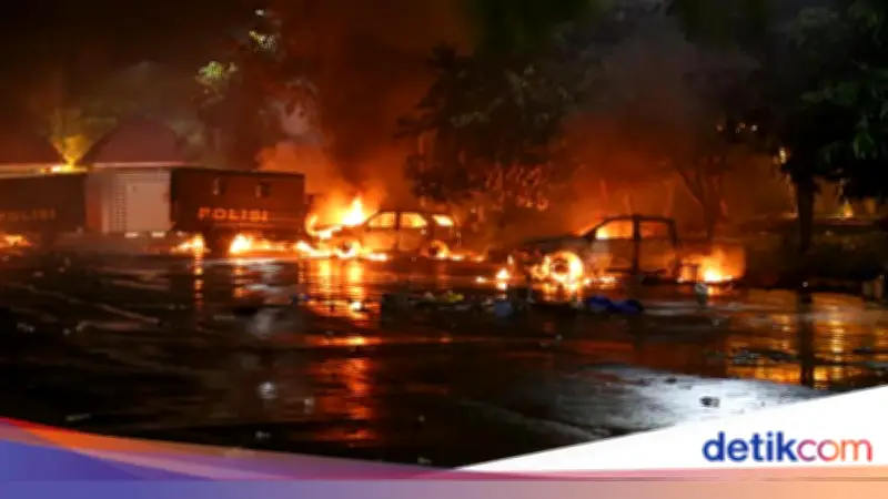 Ricuh Usai Persipura vs Adhyaksa FC: 25 Mobil Dibakar, 27 Motor Polisi Hilang