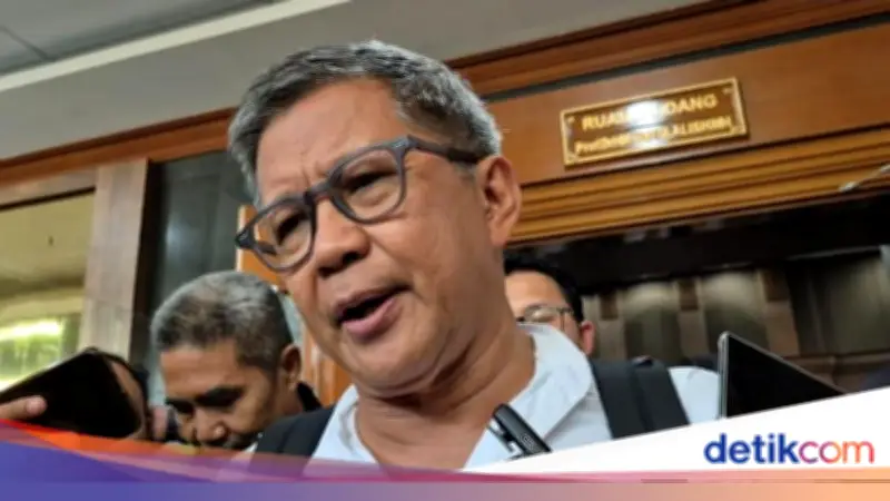 Rocky Gerung Hadiri Sidang Nadiem Makarim, Ini Alasannya