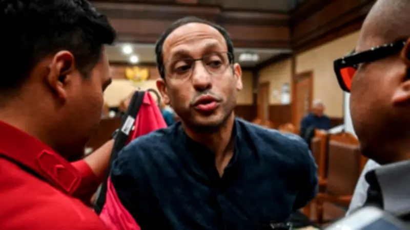 Rocky Gerung Peluk Nadiem di Sidang Korupsi Chromebook, Ruang Sidang Bergemuruh