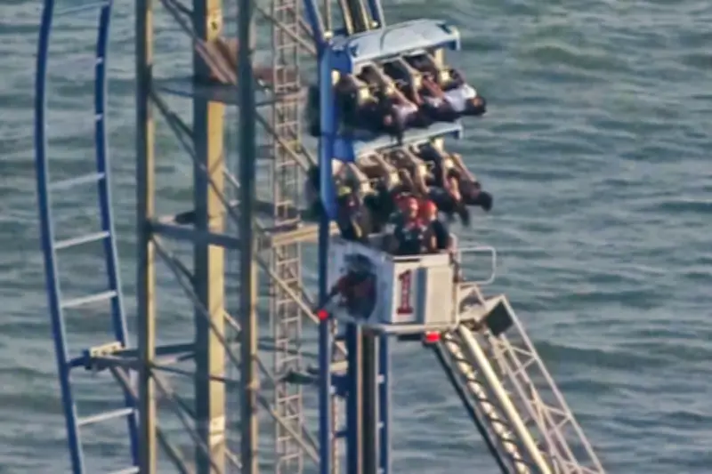 Roller Coaster di Texas Macet, 8 Pelajar Terjebak di Ketinggian 30 Meter