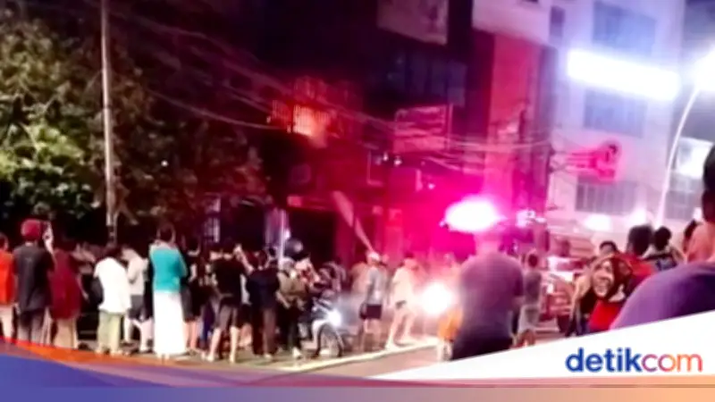 Ruko di Tanah Abang Kebakaran, 12 Mobil Damkar Dikerahkan