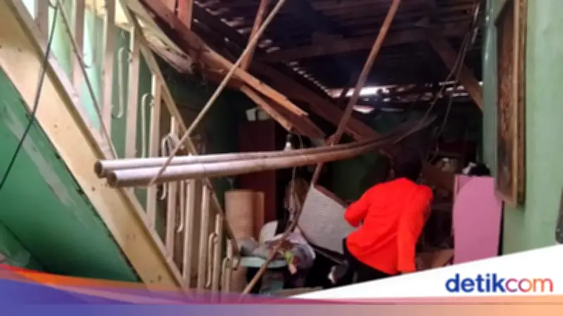Rumah Ambruk Akibat Hujan Deras di Bogor, Satu Keluarga Mengungsi