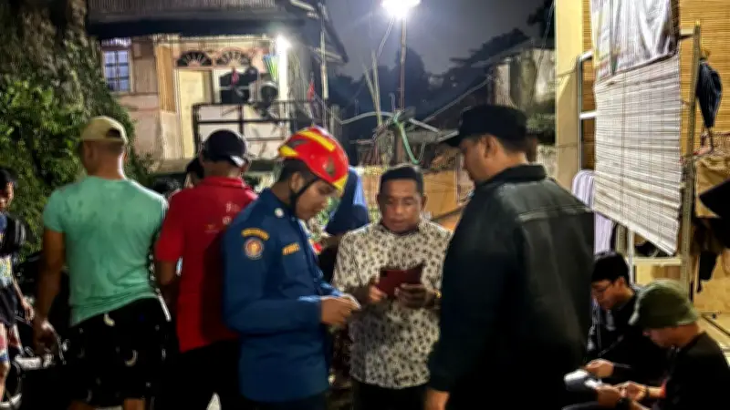 Rumah di Bantaran Ciliwung Nyaris Ambruk, Motor Terbawa Longsor