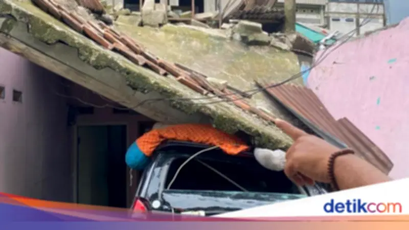 Rumah di Cipayung Depok Roboh Timpa Dua Bangunan dan Satu Mobil