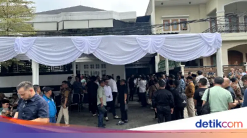 Rumah Duka Haerul Saleh Dipenuhi Pelayat dan Karangan Bunga