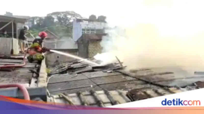 Sakelar Listrik Meledak, Rumah di Sempur Bogor Hangus Terbakar