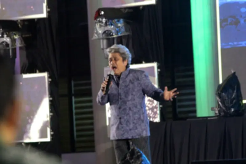 Sam Bimbo Rayakan Ultah ke-84 dengan Tebar Ratusan Kilogram Ikan