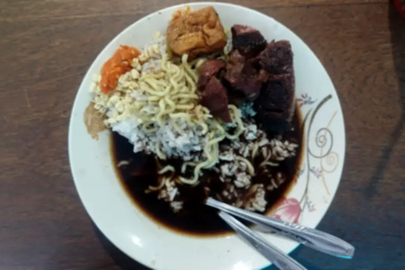 Seabad Rawon Mak Tini Banyuwangi: Resep Warisan Tiga Generasi