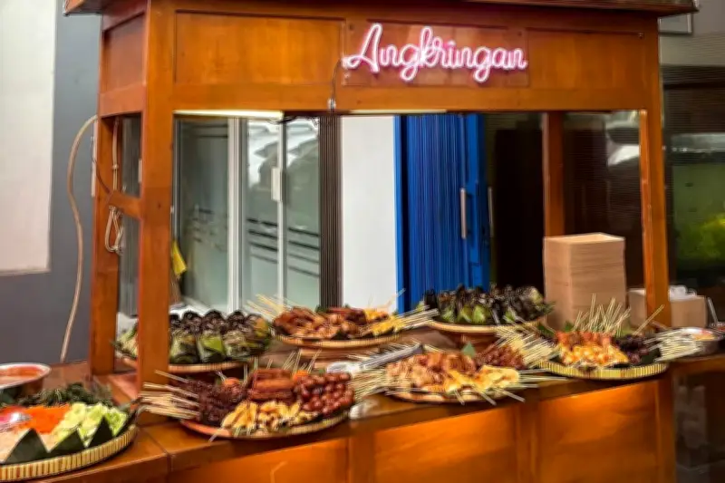 Sejarah Angkringan: Siapa Pelopor dan Cikal Bakal Kuliner Kaki Lima Ini