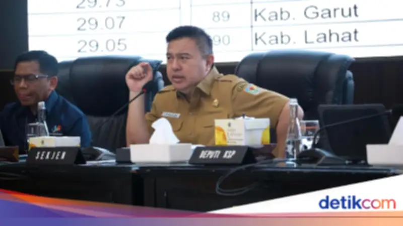 Sekjen Kemendagri Minta Pemda Kendalikan Harga Cabai Merah yang Melonjak