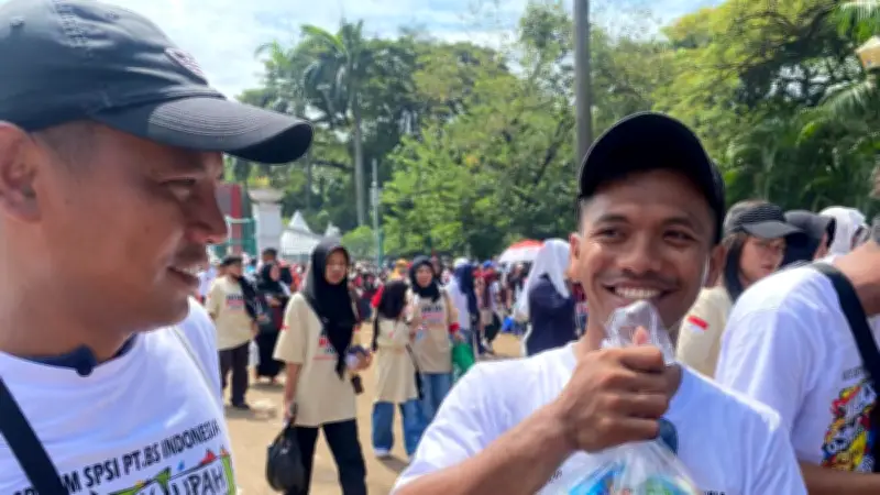 Senyum Bahagia Buruh Terima Sembako dari Prabowo Saat May Day