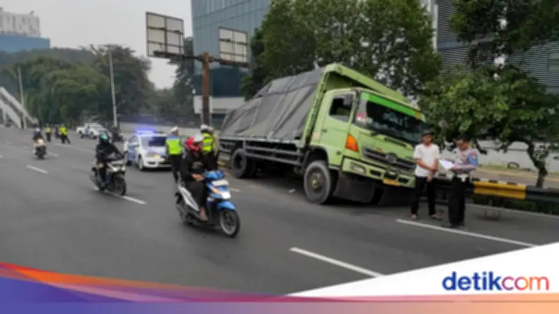 Sopir Ngantuk, Truk Muat Batu Bata Kecelakaan Tunggal di Jakarta Timur