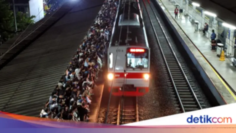 Stasiun Kebayoran Penuh Sesak, Penumpang KRL Berebut Naik Kereta