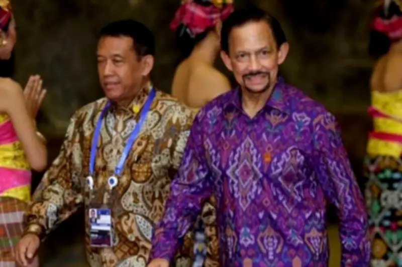 Sultan Hassanal Bolkiah Hadiri Wisuda Putri dengan Sederhana