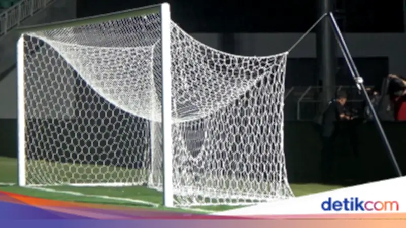 Suporter PSM Rusak Stadion Usai Dikalahkan Persib, Gawang Dibakar