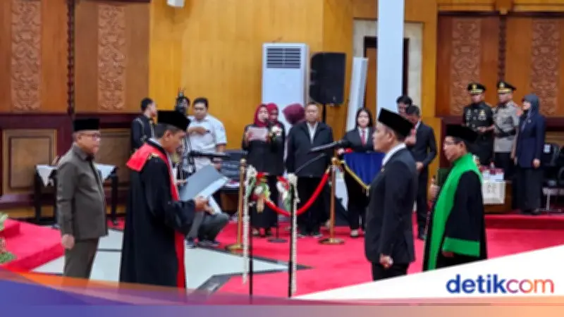 Syaifuddin Zuhri Resmi Dilantik Jadi Ketua DPRD Surabaya Gantikan Adi Sutarwijono