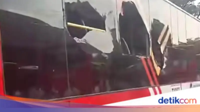 Tabrakan 2 Bus Transjakarta di Depo Kampung Rambutan, Bodi dan Kaca Pecah