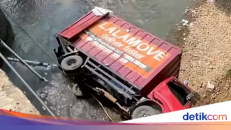 Tali Gas Putus, Truk di Bogor Mundur dan Nyebur ke Sungai