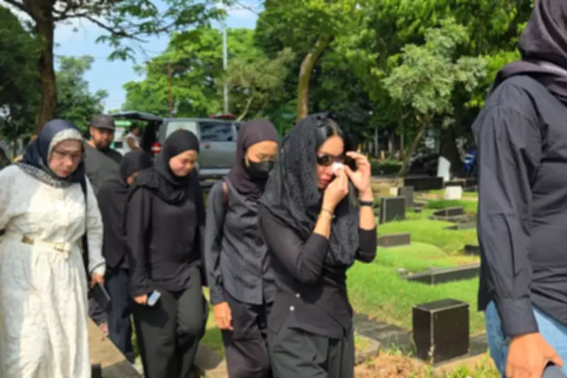 Tangis Haru Bunga Zainal di Pemakaman Sang Ayah