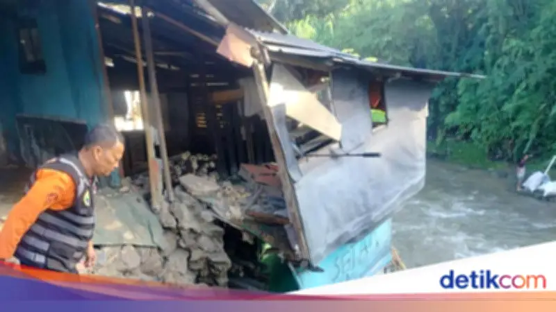 Tebing Sungai Longsor di Bogor, Dua Rumah Warga Rusak Parah