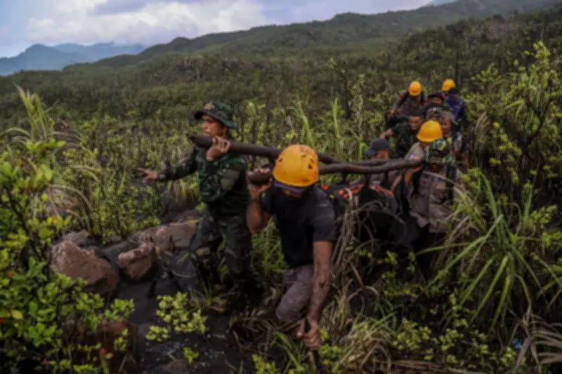 Tim SAR Indonesia Evakuasi Korban Erupsi Gunung Dukono, Dua WN Singapura Meninggal