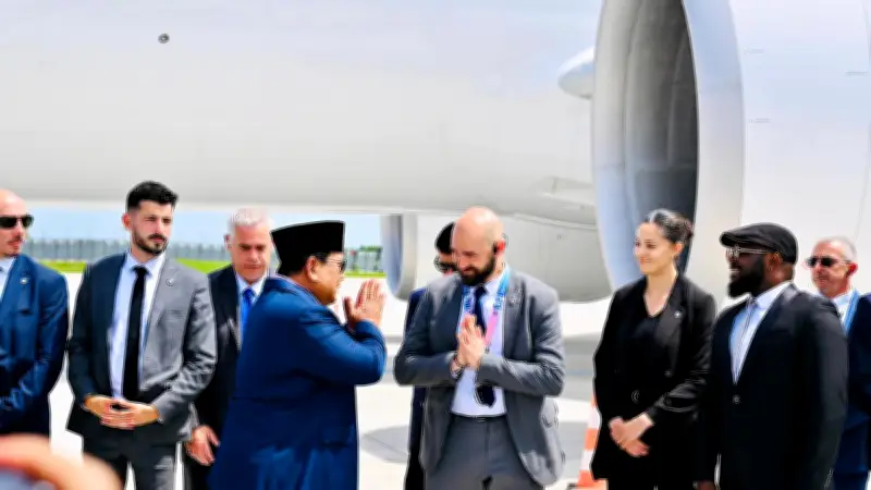 Tinggalkan Paris, Prabowo Ajak Foto Pengawal Prancis di Bandara Orly