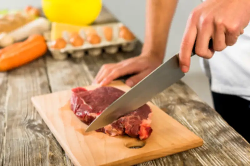 Tips Hilangkan Bau Amis Daging di Wadah Plastik dan Alat Masak