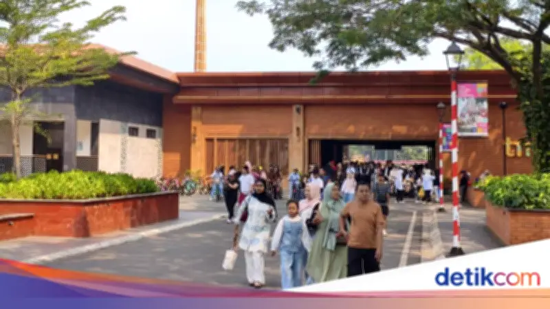 TMII Ramai Pengunjung Saat Libur Kenaikan Yesus Kristus