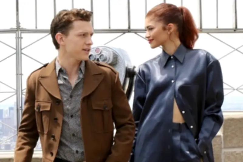 Tom Holland Bocorkan Hobi Unik Bareng Zendaya: Merajut di Rumah