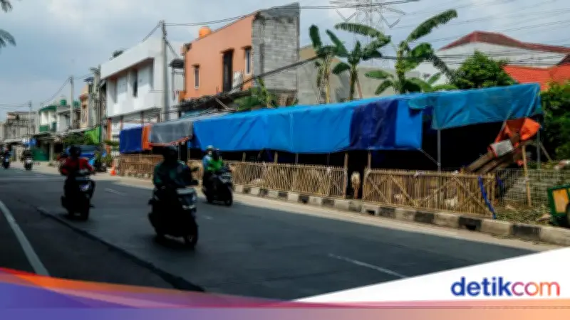 Trotoar Jakarta Dicaplok Pedagong Hewan Kurban, Satpol PP Bertindak