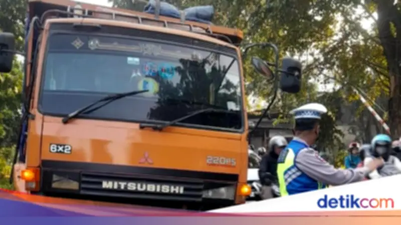 Truk Alami Gangguan di Cengkareng Jakbar, Lalin Macet Parah