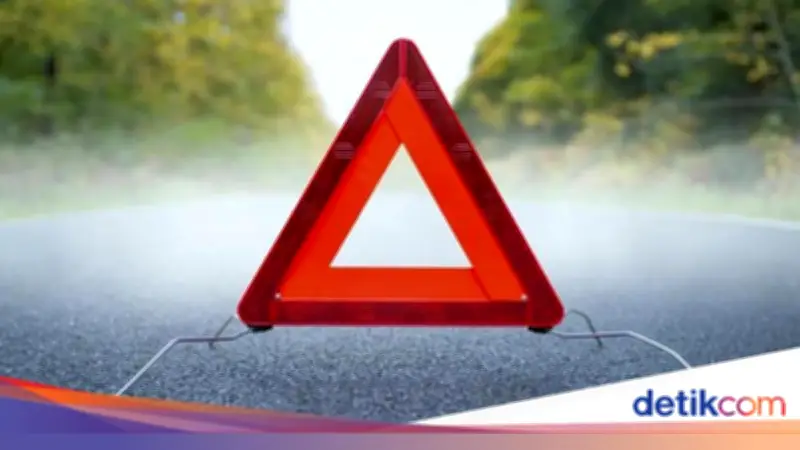 Truk Boks Terguling di Tol Priok Usai Pecah Ban, Muatan Berserakan