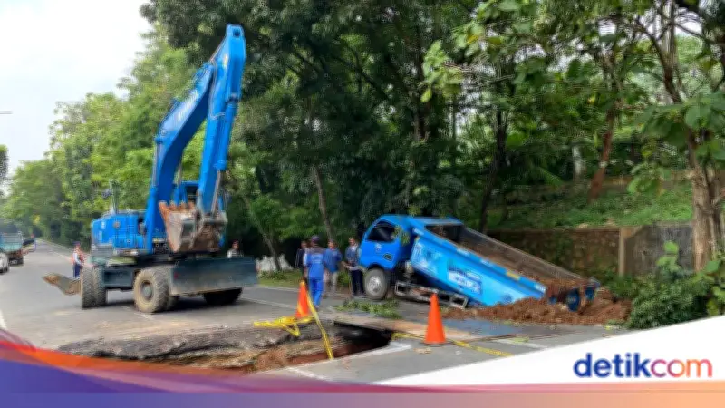 Truk Dinas SDA Terperosok Saat Angkut Puing Jalan Amblas di Lenteng Agung