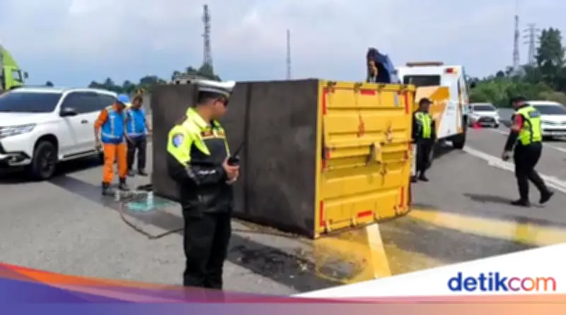 Truk Muatan Telur Terguling di Tol Jagorawi Akibat Pecah Ban